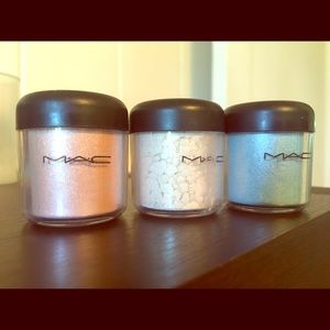 Set of three pigment color powder